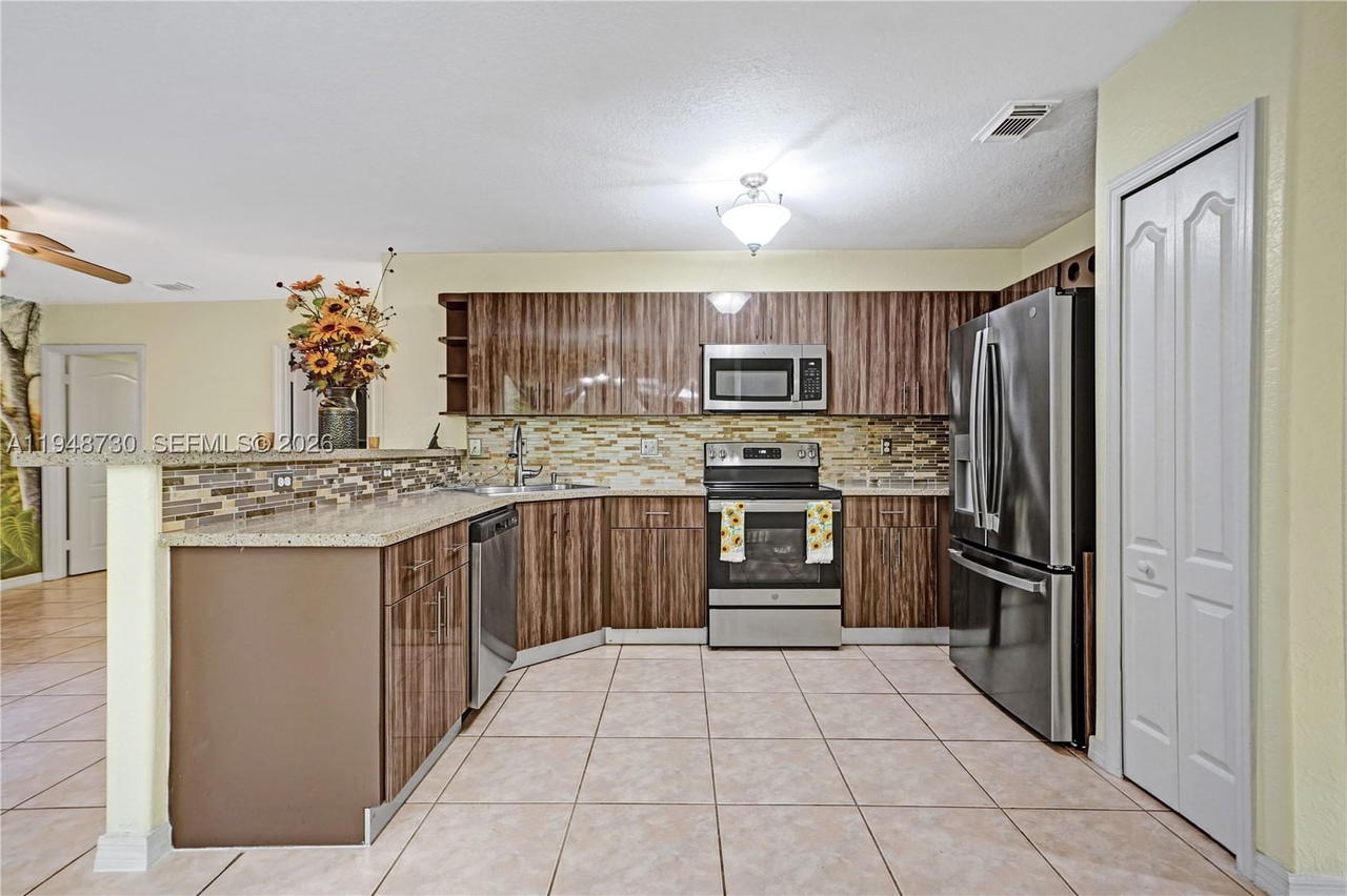 Real estate property located at 5502 162nd Pl, Miami-dade, Pelicans Cove, Miami, FL