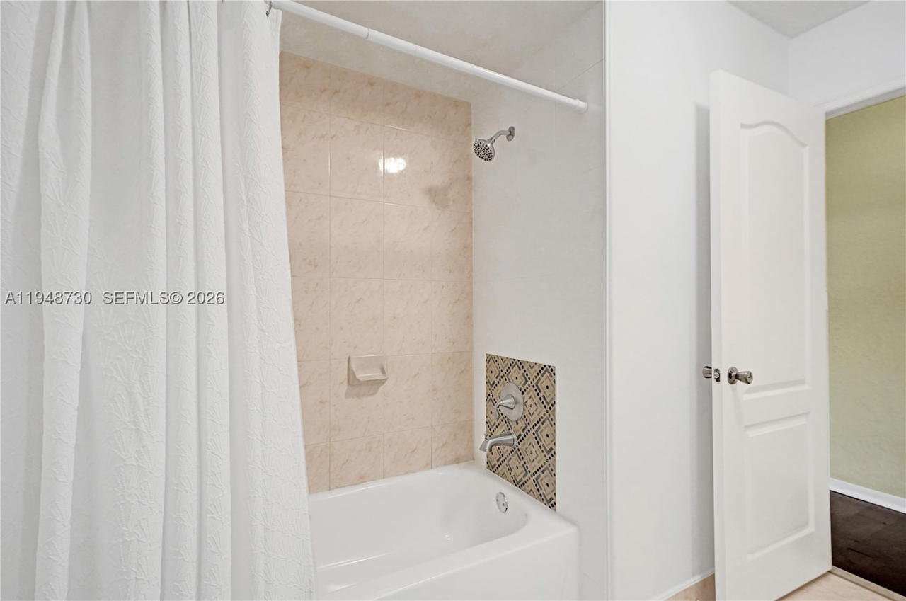 Real estate property located at 5502 162nd Pl, Miami-dade, Pelicans Cove, Miami, FL