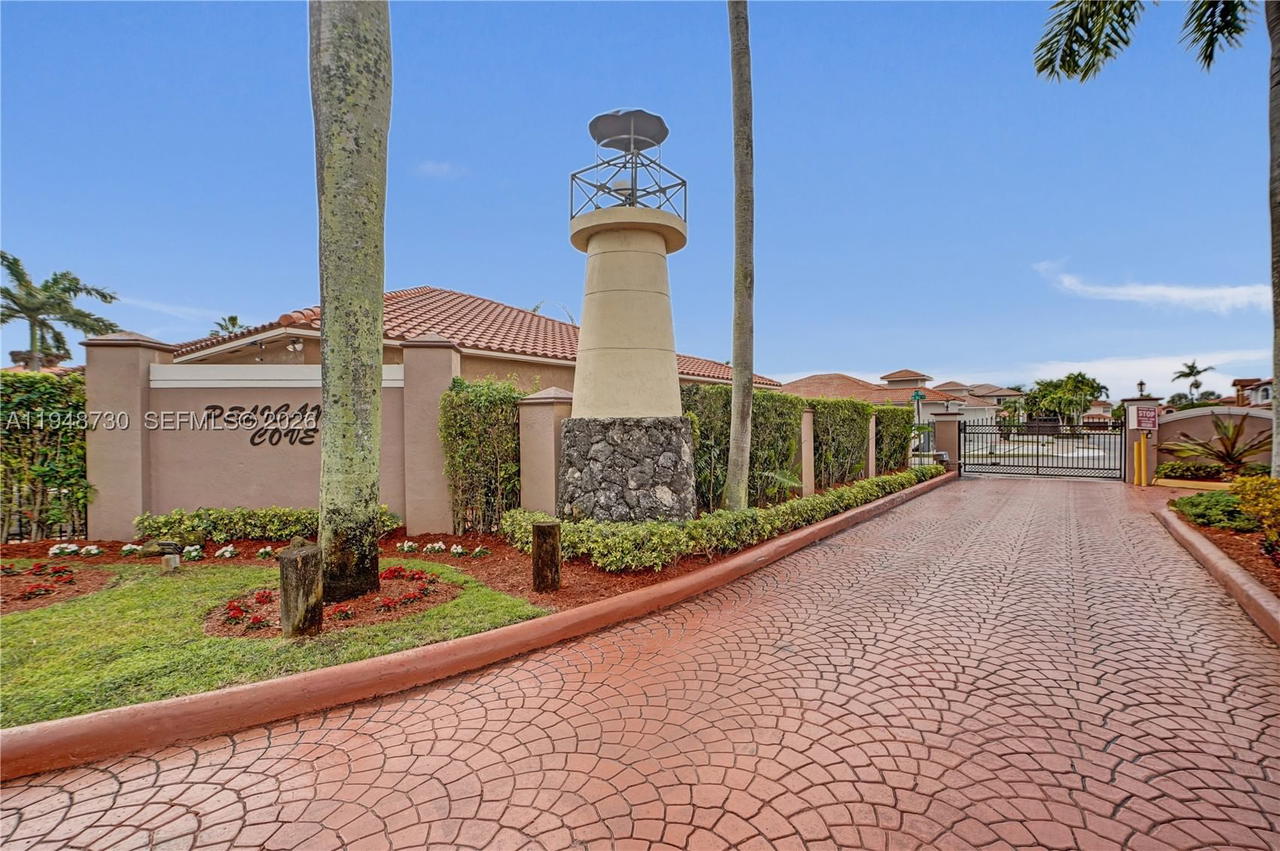 Real estate property located at 5502 162nd Pl, Miami-dade, Pelicans Cove, Miami, FL