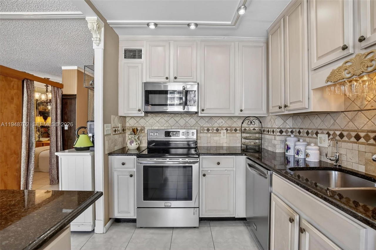 Real estate property located at 322 Buchanan St #1108, Broward, Crystal Tower Inc Condo, Hollywood, FL