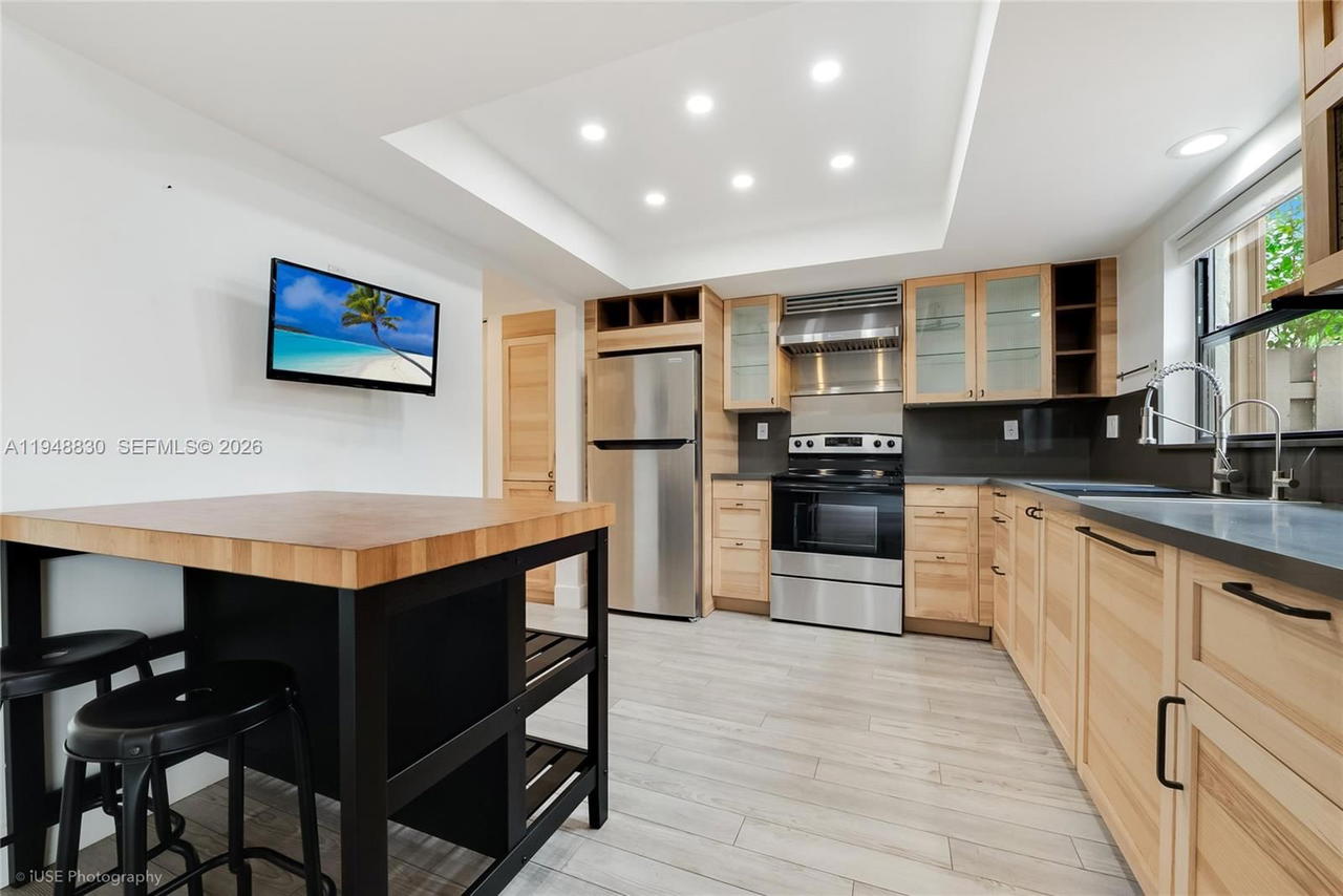 Real estate property located at 11416 110th Ln, Miami-dade, Sabal Chase Sec 1, Miami, FL