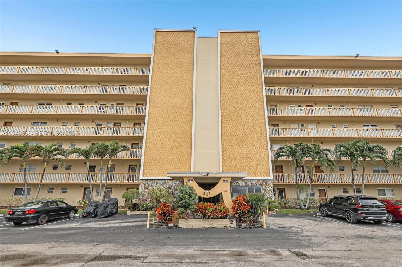 Real estate property located at 319 14th Ave #501, Broward, Meadowbrook Towers Condo, Hallandale Beach, FL