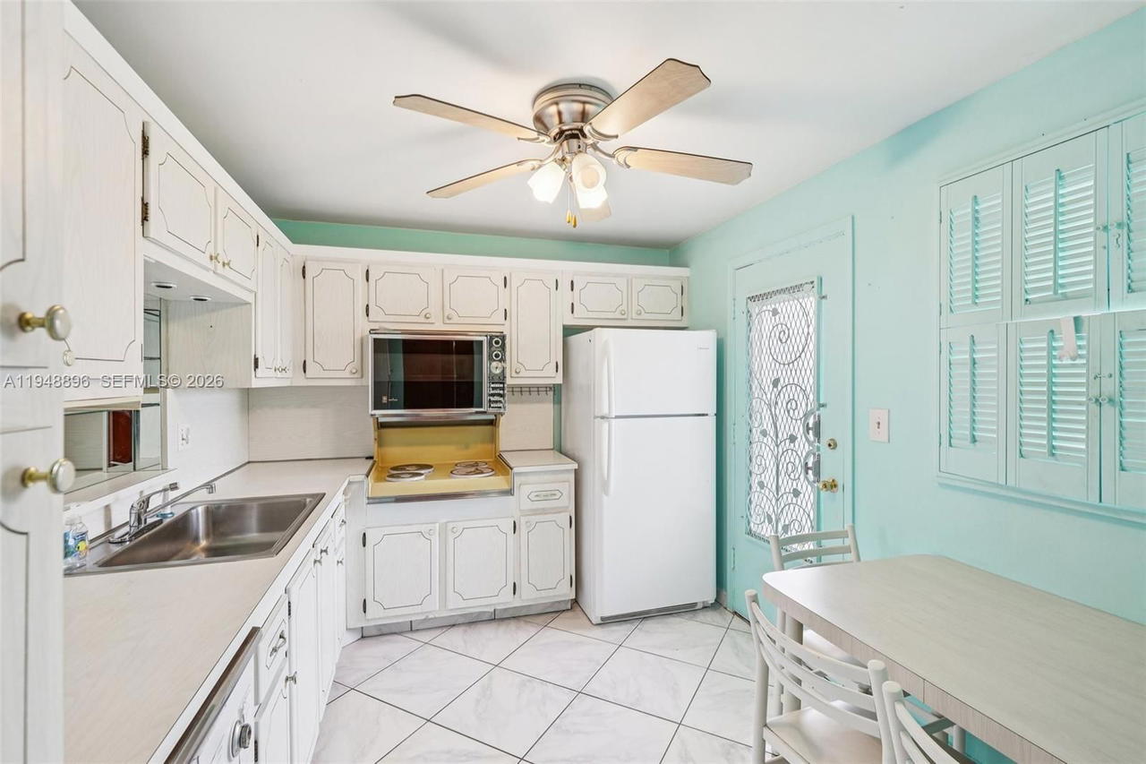 Real estate property located at 319 14th Ave #501, Broward, Meadowbrook Towers Condo, Hallandale Beach, FL