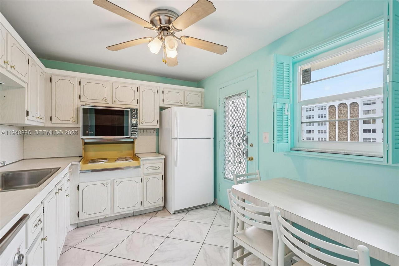 Real estate property located at 319 14th Ave #501, Broward, Meadowbrook Towers Condo, Hallandale Beach, FL