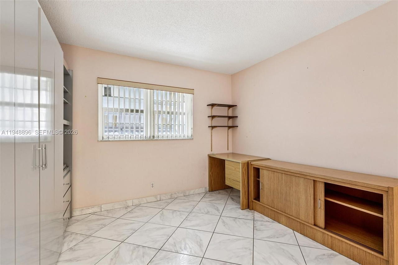 Real estate property located at 319 14th Ave #501, Broward, Meadowbrook Towers Condo, Hallandale Beach, FL