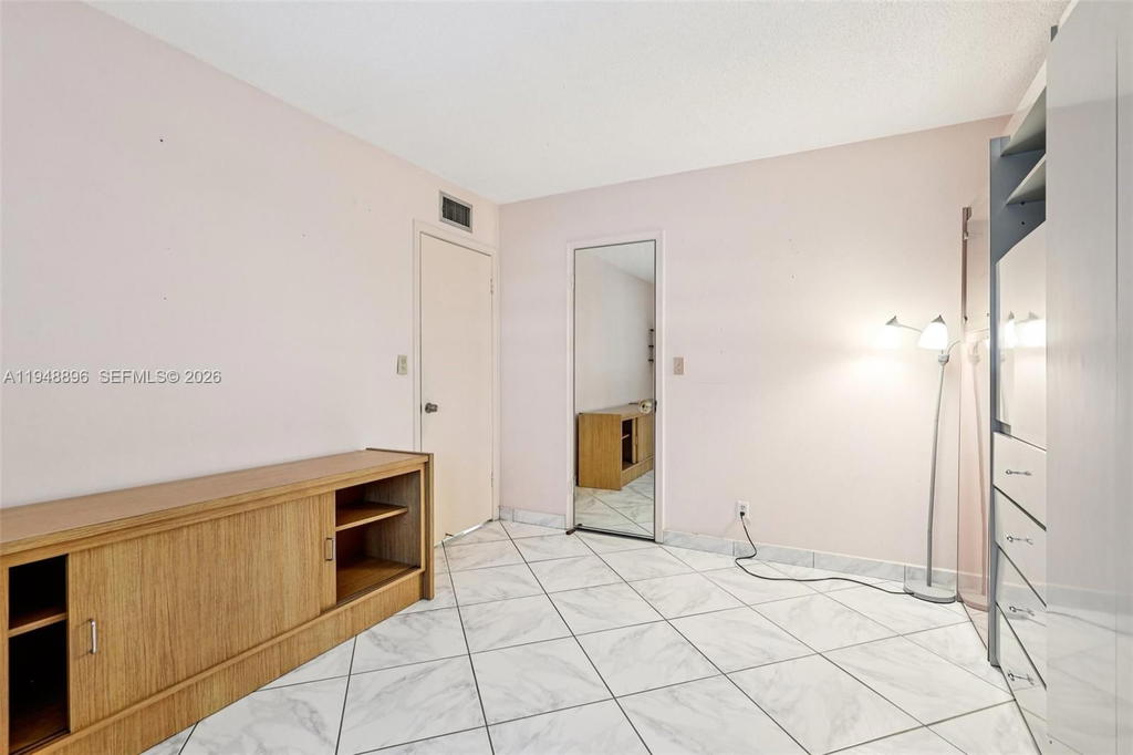 Real estate property located at 319 14th Ave #501, Broward, Meadowbrook Towers Condo, Hallandale Beach, FL