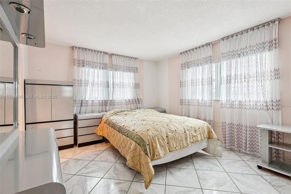Real estate property located at 319 14th Ave #501, Broward, Meadowbrook Towers Condo, Hallandale Beach, FL