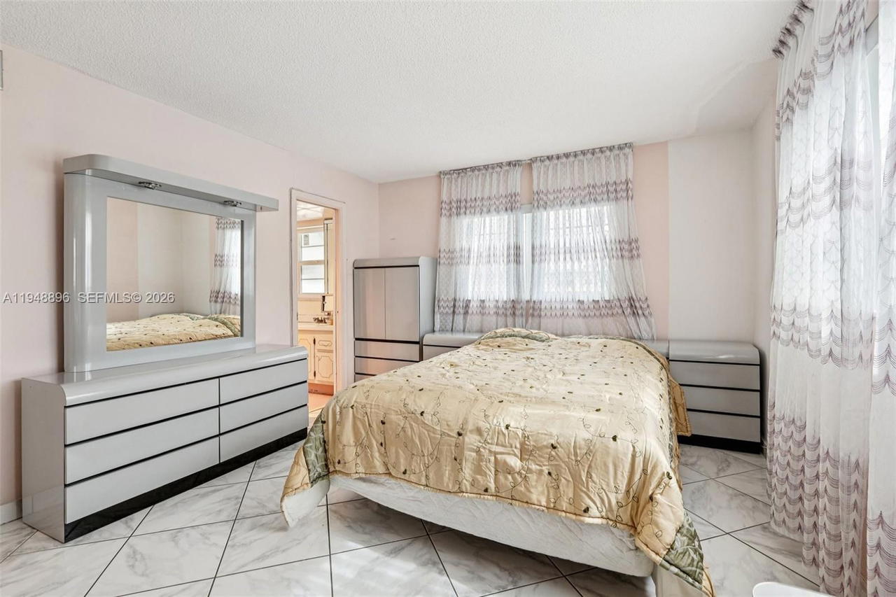 Real estate property located at 319 14th Ave #501, Broward, Meadowbrook Towers Condo, Hallandale Beach, FL