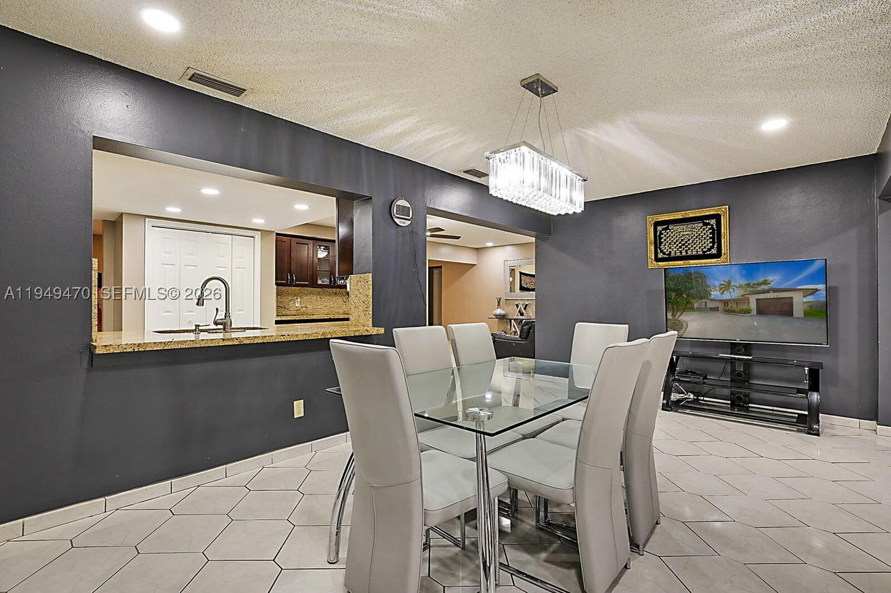 Real estate property located at 2210 91st Ter, Broward, Rainbow Lakes, Pembroke Pines, FL