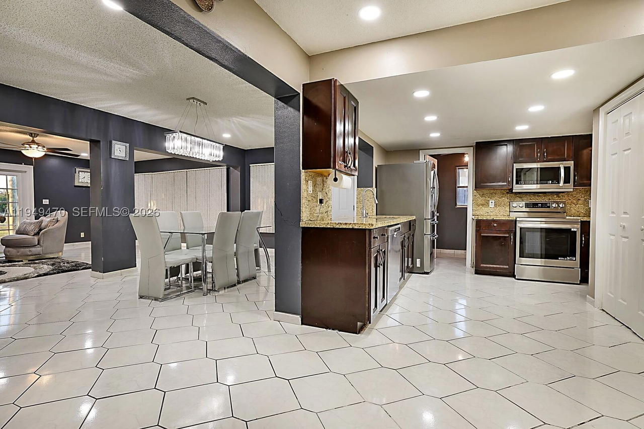 Real estate property located at 2210 91st Ter, Broward, Rainbow Lakes, Pembroke Pines, FL