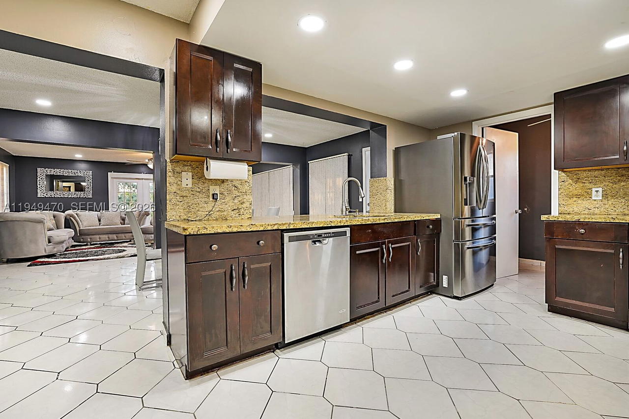 Real estate property located at 2210 91st Ter, Broward, Rainbow Lakes, Pembroke Pines, FL