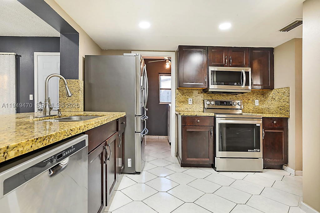 Real estate property located at 2210 91st Ter, Broward, Rainbow Lakes, Pembroke Pines, FL
