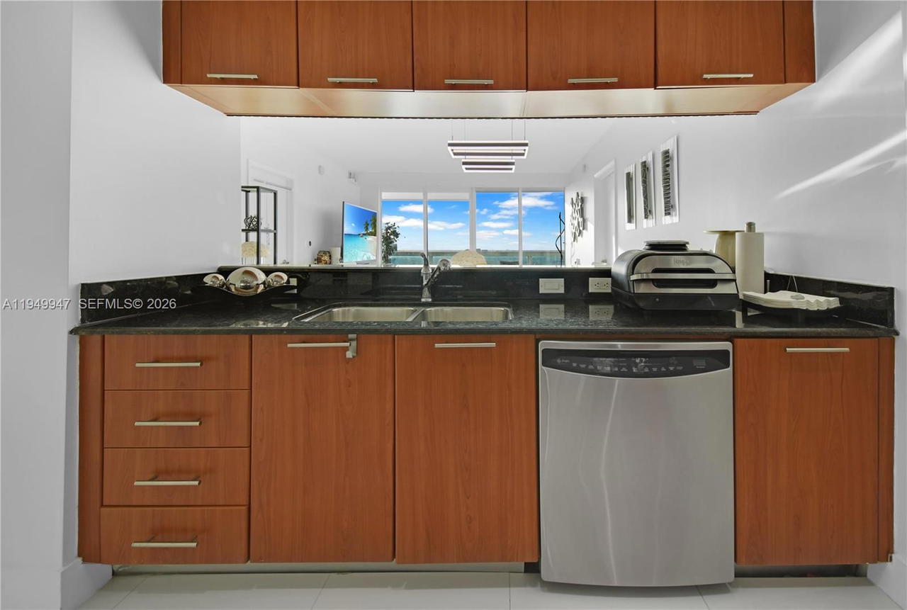Real estate property located at 1800 Bayshore Dr #3410, Miami-dade, 1800 Club Condo, Miami, FL
