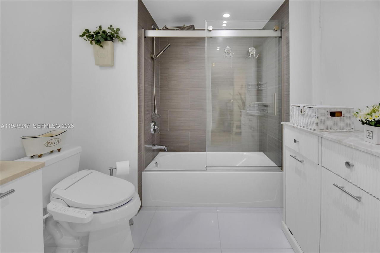 Real estate property located at 1800 Bayshore Dr #3410, Miami-dade, 1800 Club Condo, Miami, FL