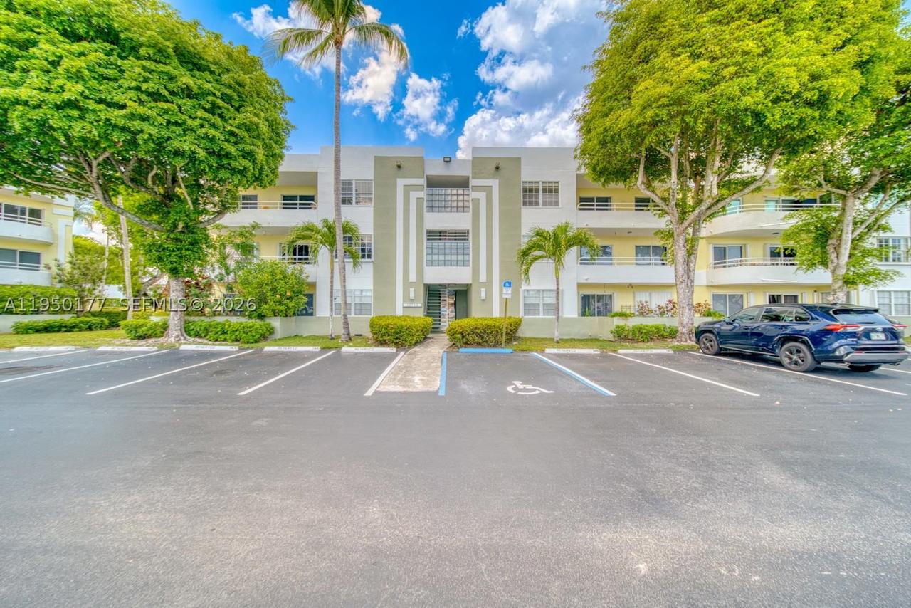 Real estate property located at 10795 108th Ave #304, Miami-dade, Palm Cove Cond, Miami, FL