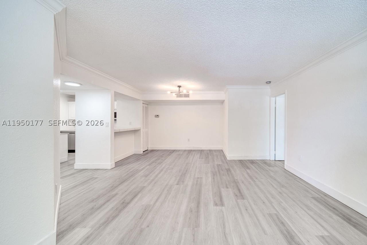 Real estate property located at 10795 108th Ave #304, Miami-dade, Palm Cove Cond, Miami, FL