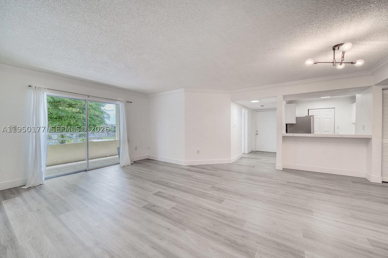 Real estate property located at 10795 108th Ave #304, Miami-dade, Palm Cove Cond, Miami, FL
