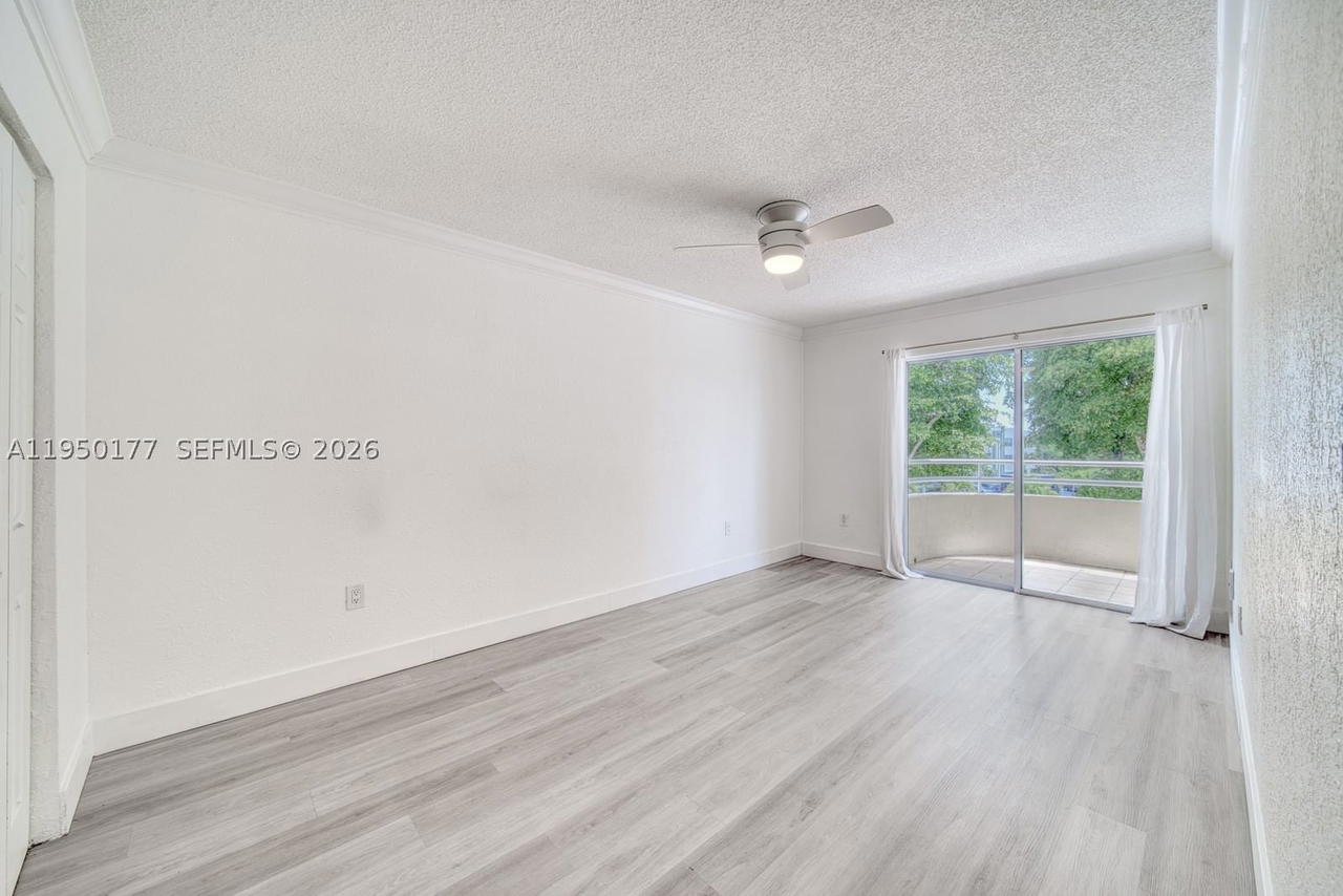 Real estate property located at 10795 108th Ave #304, Miami-dade, Palm Cove Cond, Miami, FL