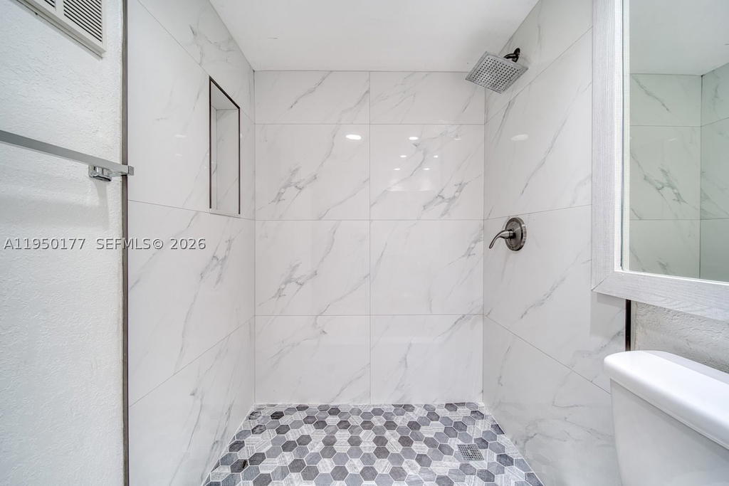 Real estate property located at 10795 108th Ave #304, Miami-dade, Palm Cove Cond, Miami, FL