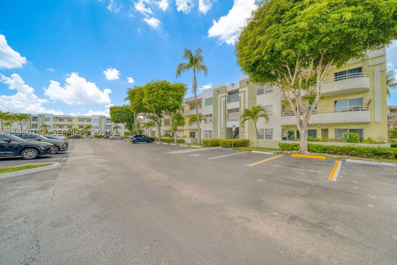 Real estate property located at 10795 108th Ave #304, Miami-dade, Palm Cove Cond, Miami, FL