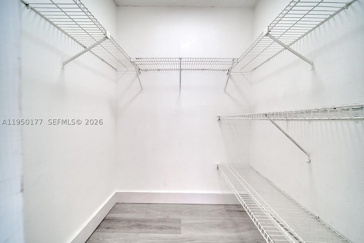 Real estate property located at 10795 108th Ave #304, Miami-dade, Palm Cove Cond, Miami, FL