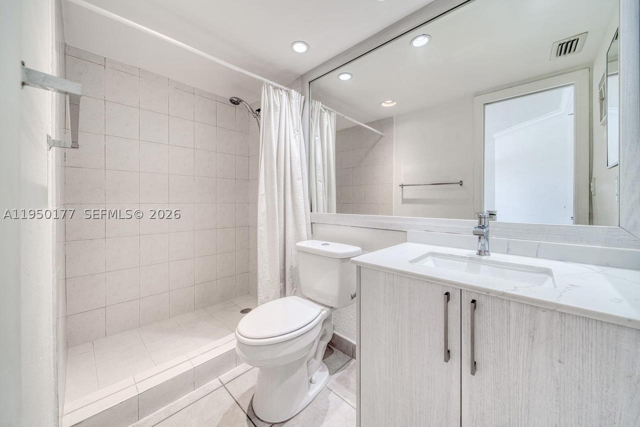 Real estate property located at 10795 108th Ave #304, Miami-dade, Palm Cove Cond, Miami, FL