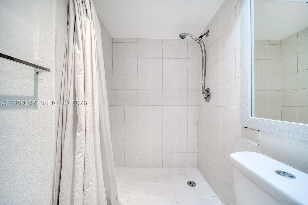 Real estate property located at 10795 108th Ave #304, Miami-dade, Palm Cove Cond, Miami, FL