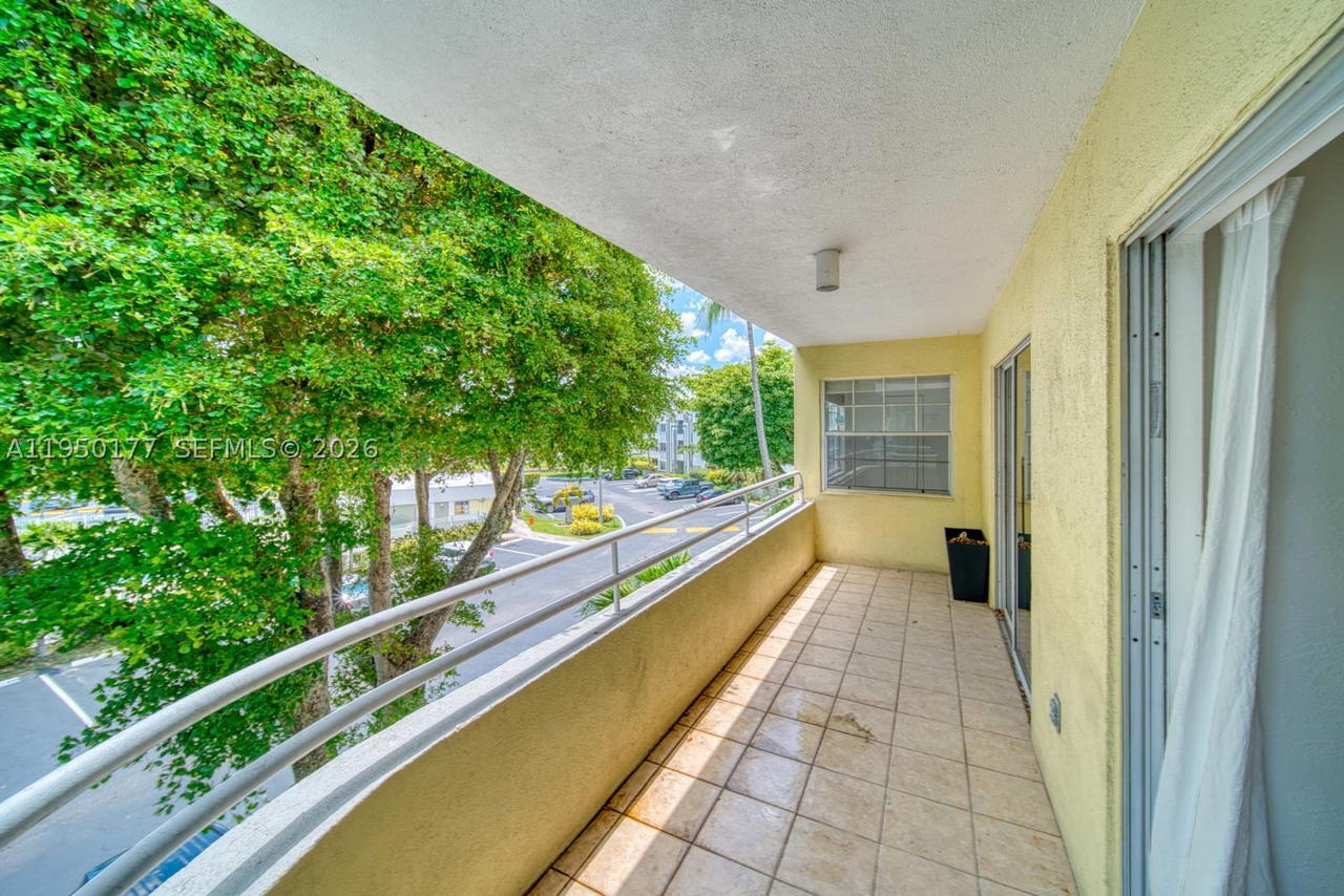 Real estate property located at 10795 108th Ave #304, Miami-dade, Palm Cove Cond, Miami, FL