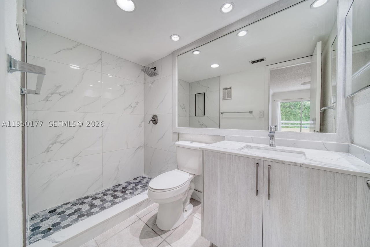 Real estate property located at 10795 108th Ave #304, Miami-dade, Palm Cove Cond, Miami, FL