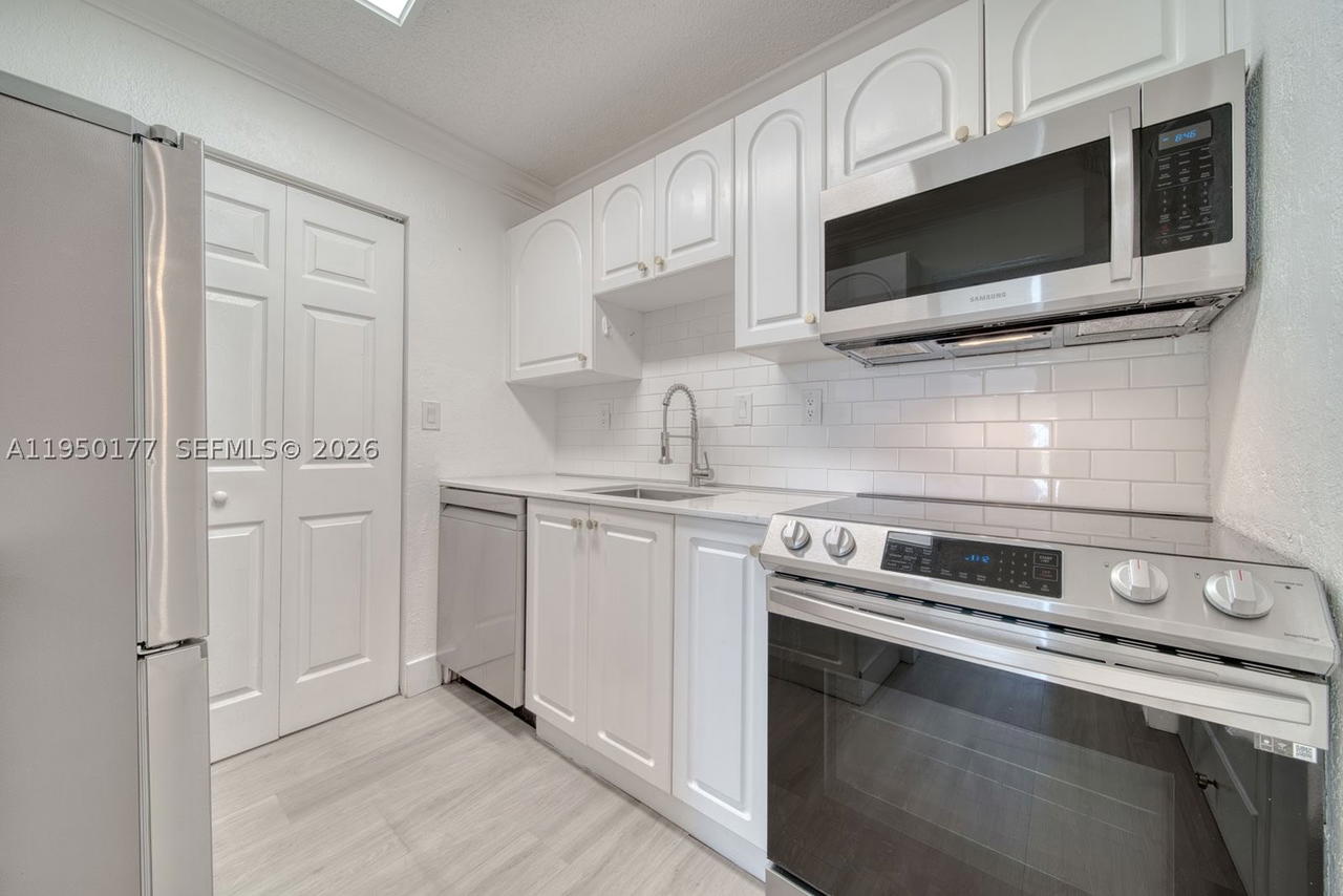 Real estate property located at 10795 108th Ave #304, Miami-dade, Palm Cove Cond, Miami, FL