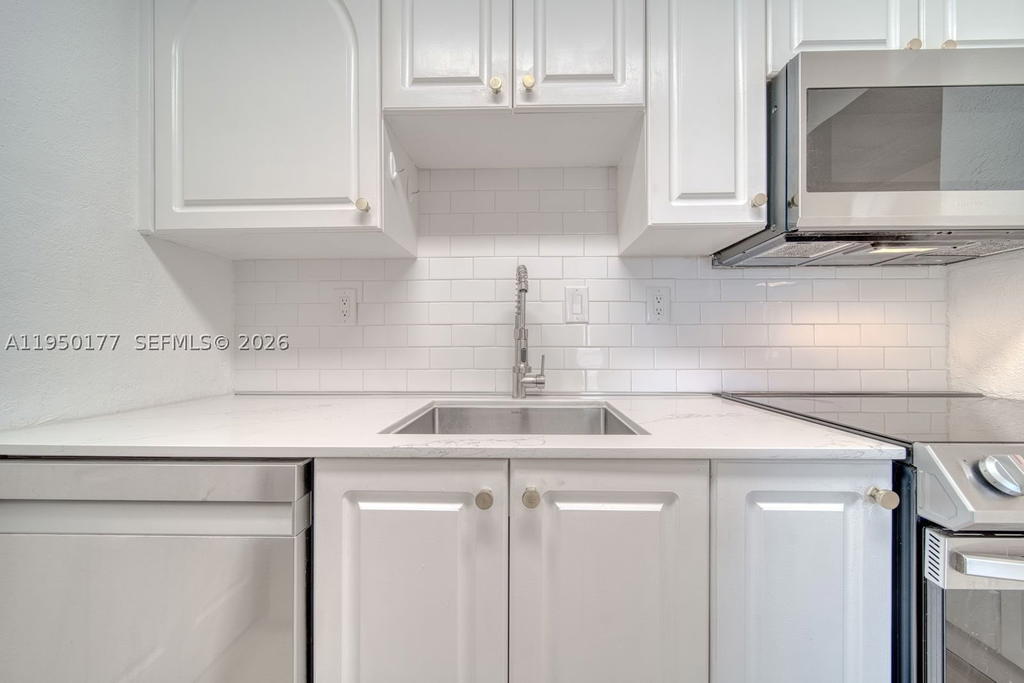 Real estate property located at 10795 108th Ave #304, Miami-dade, Palm Cove Cond, Miami, FL