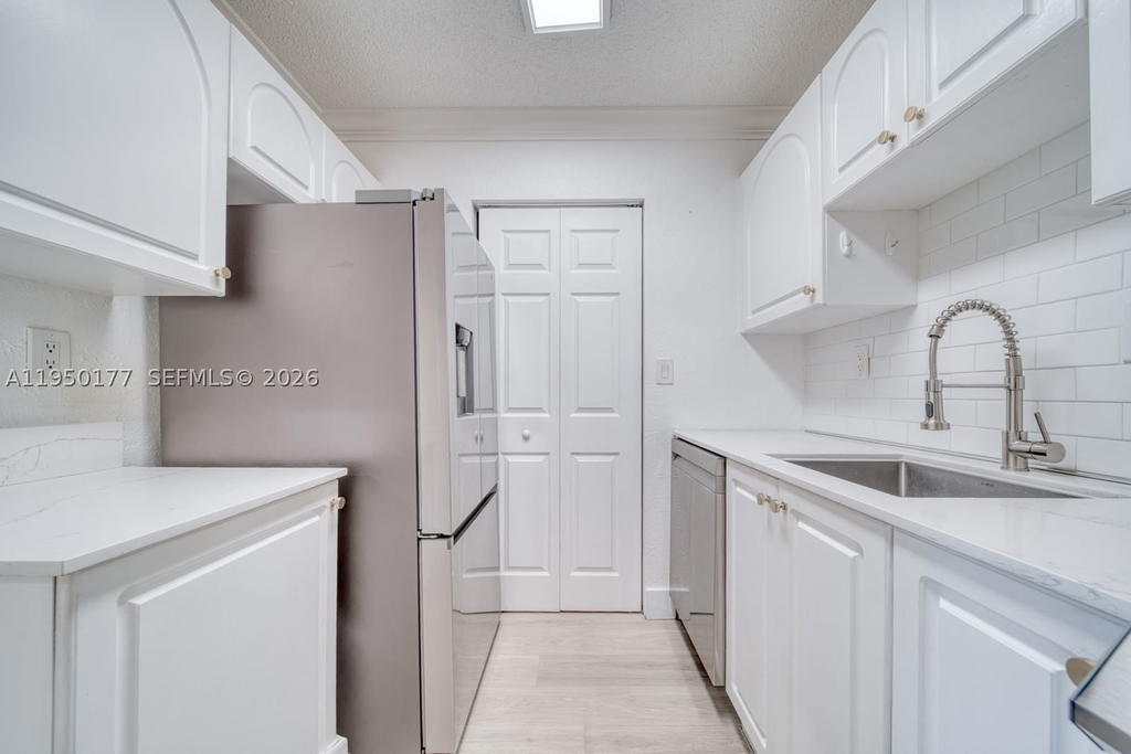 Real estate property located at 10795 108th Ave #304, Miami-dade, Palm Cove Cond, Miami, FL