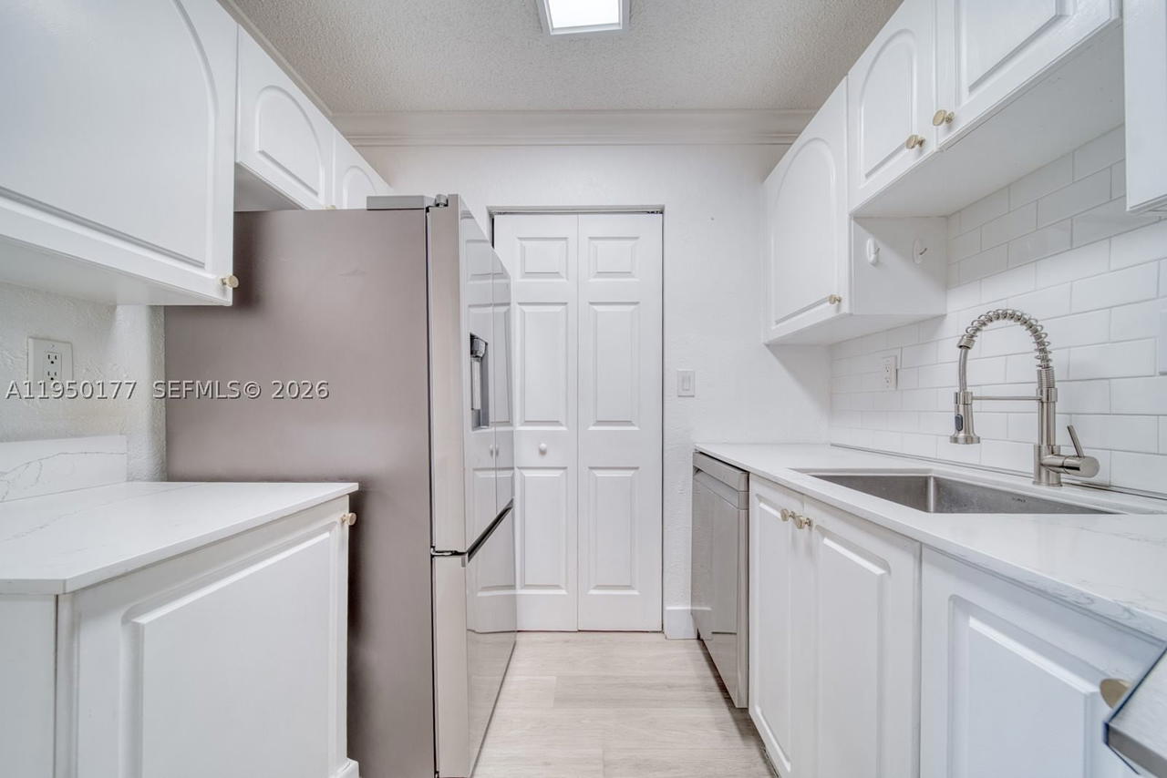Real estate property located at 10795 108th Ave #304, Miami-dade, Palm Cove Cond, Miami, FL