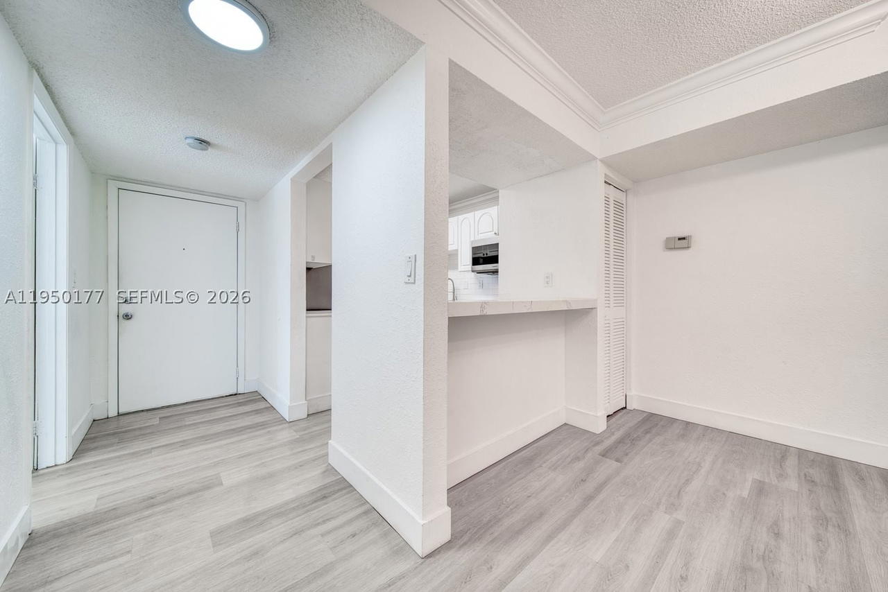 Real estate property located at 10795 108th Ave #304, Miami-dade, Palm Cove Cond, Miami, FL