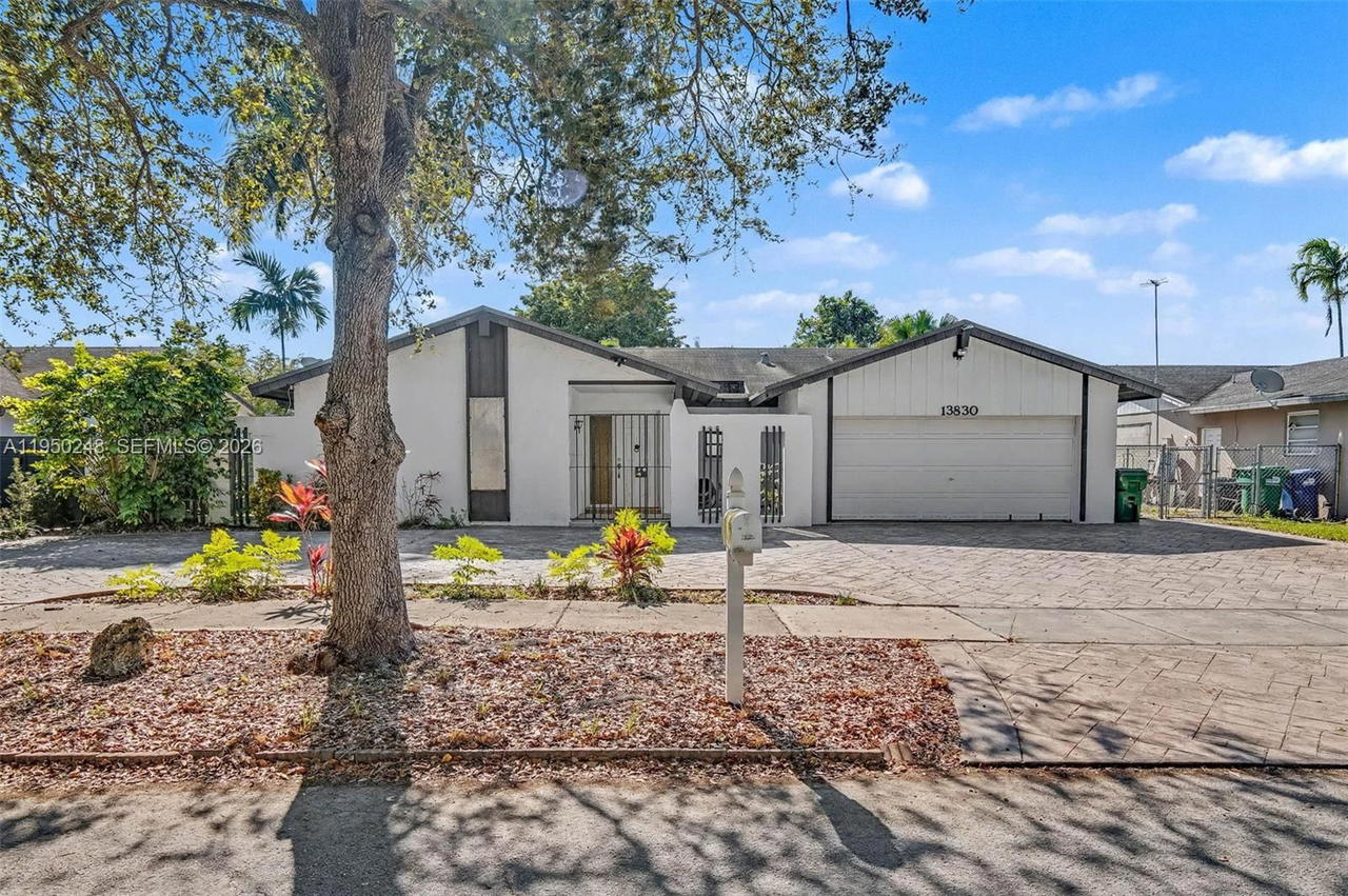Real estate property located at 13830 104th Terrace, Miami-dade, Caravel At Calusa, Miami, FL