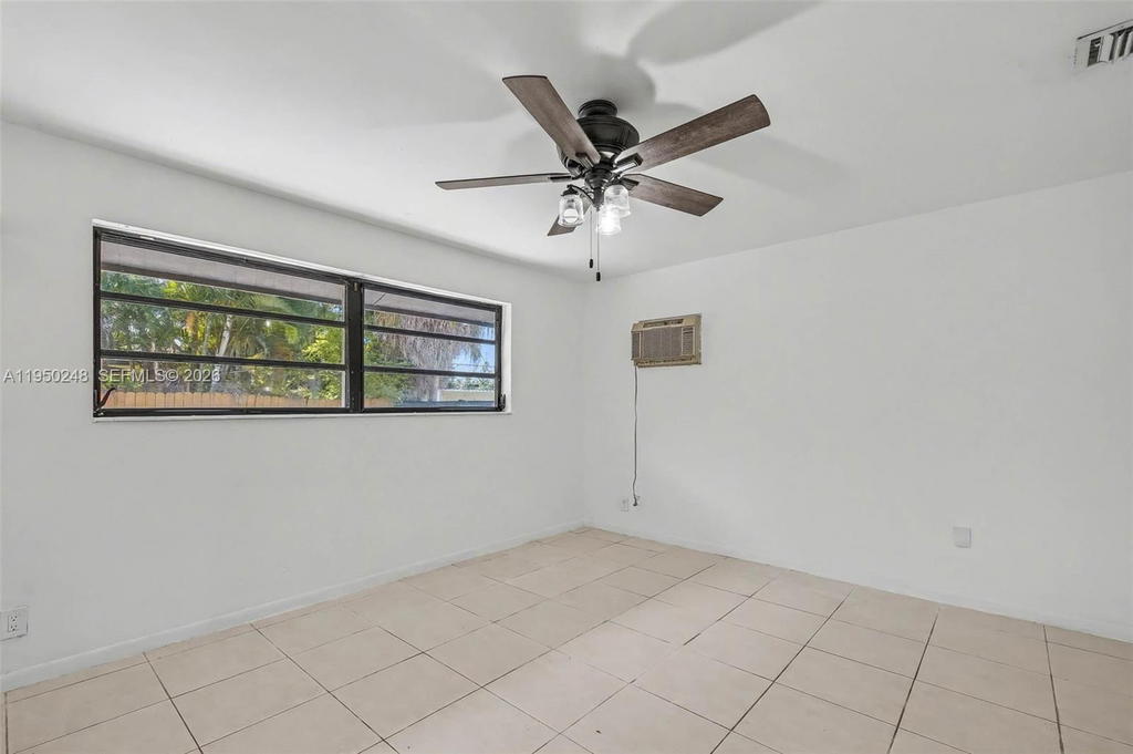 Real estate property located at 13830 104th Terrace, Miami-dade, Caravel At Calusa, Miami, FL