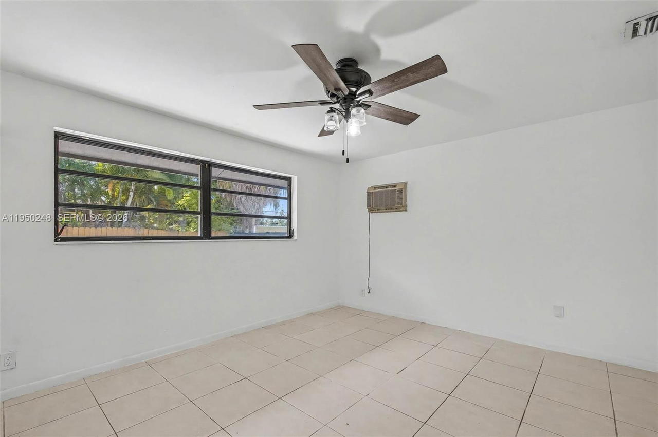 Real estate property located at 13830 104th Terrace, Miami-dade, Caravel At Calusa, Miami, FL