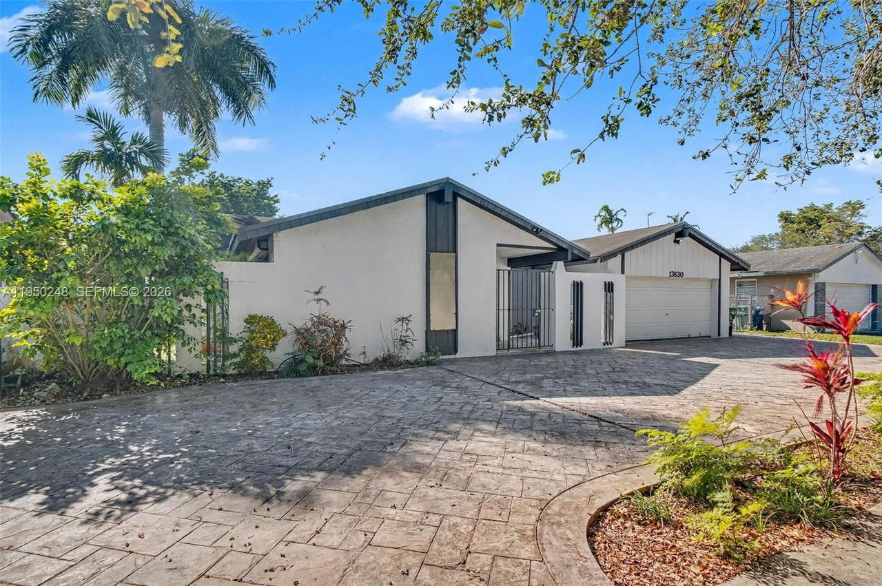 Real estate property located at 13830 104th Terrace, Miami-dade, Caravel At Calusa, Miami, FL