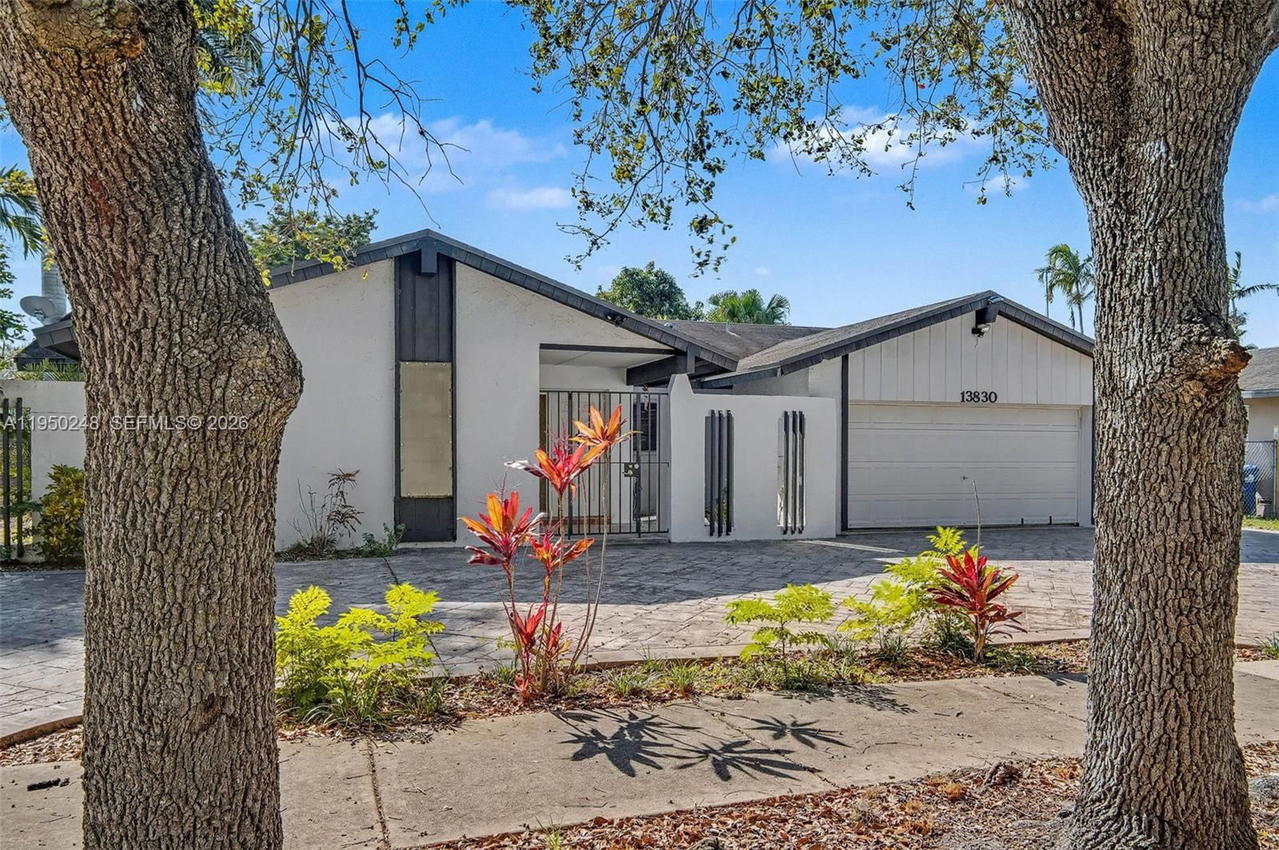 Real estate property located at 13830 104th Terrace, Miami-dade, Caravel At Calusa, Miami, FL
