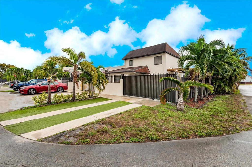 Real estate property located at 5565 194th Ln, Miami-dade, Lakes Of Acadia Unit One, Miami Gardens, FL