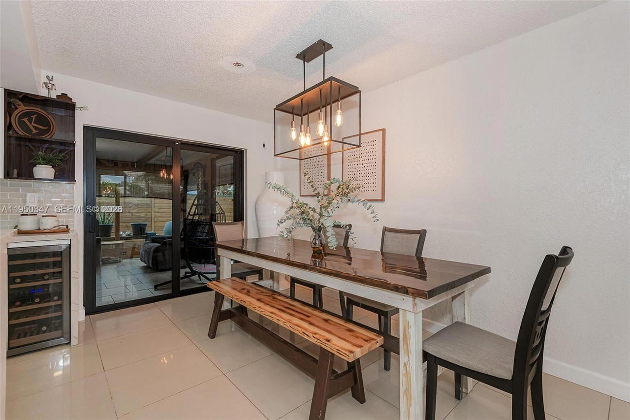 Real estate property located at 5565 194th Ln, Miami-dade, Lakes Of Acadia Unit One, Miami Gardens, FL
