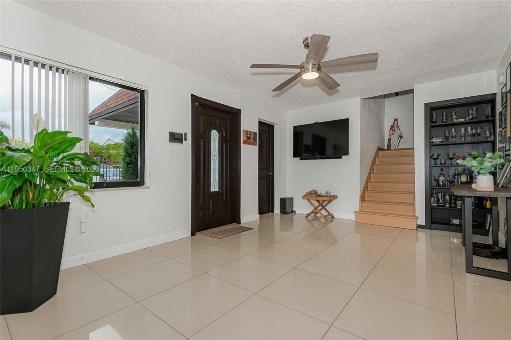 Real estate property located at 5565 194th Ln, Miami-dade, Lakes Of Acadia Unit One, Miami Gardens, FL