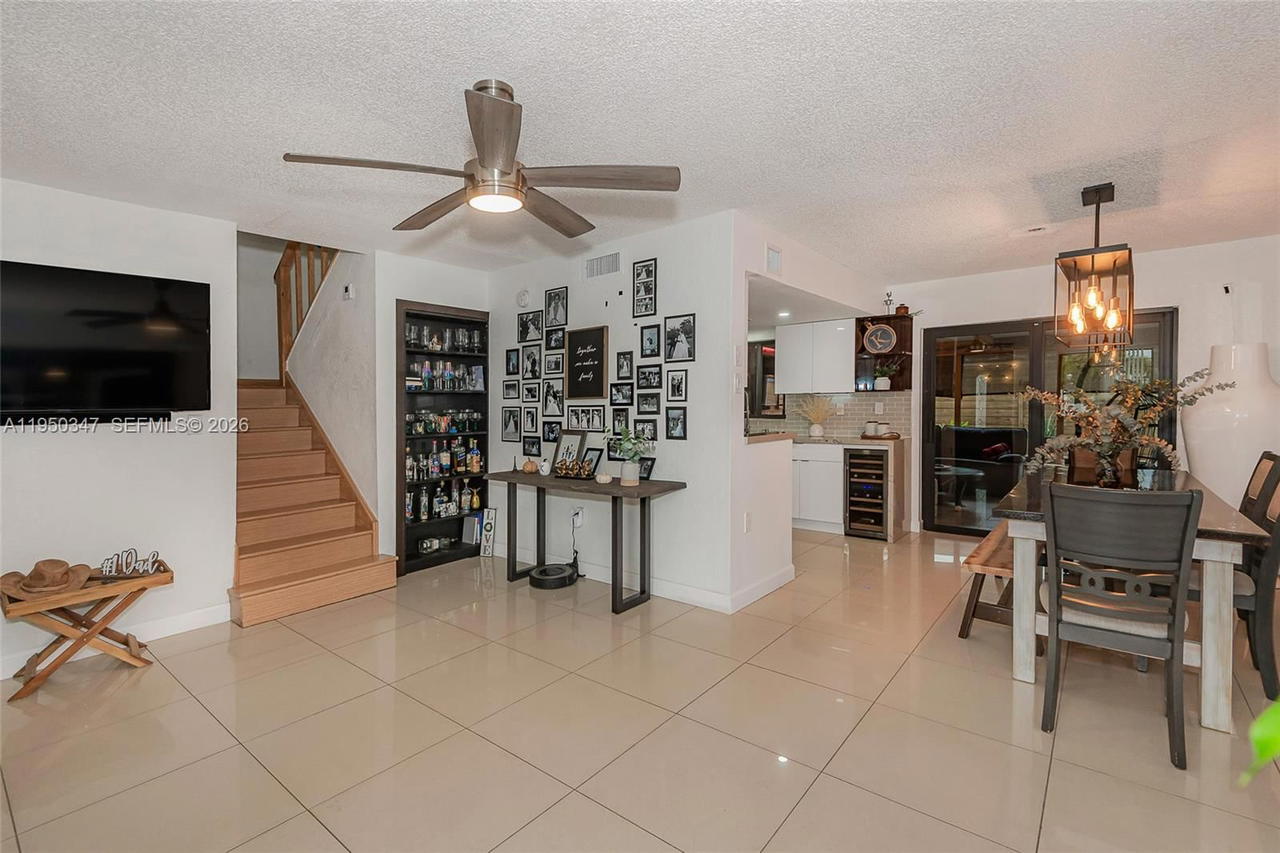 Real estate property located at 5565 194th Ln, Miami-dade, Lakes Of Acadia Unit One, Miami Gardens, FL