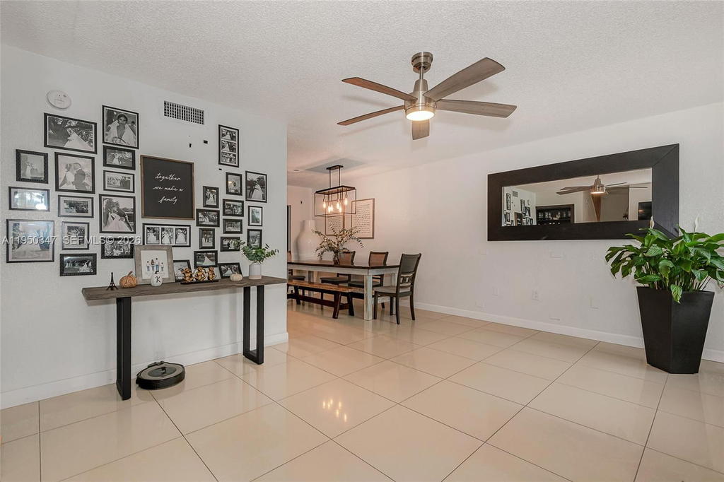 Real estate property located at 5565 194th Ln, Miami-dade, Lakes Of Acadia Unit One, Miami Gardens, FL