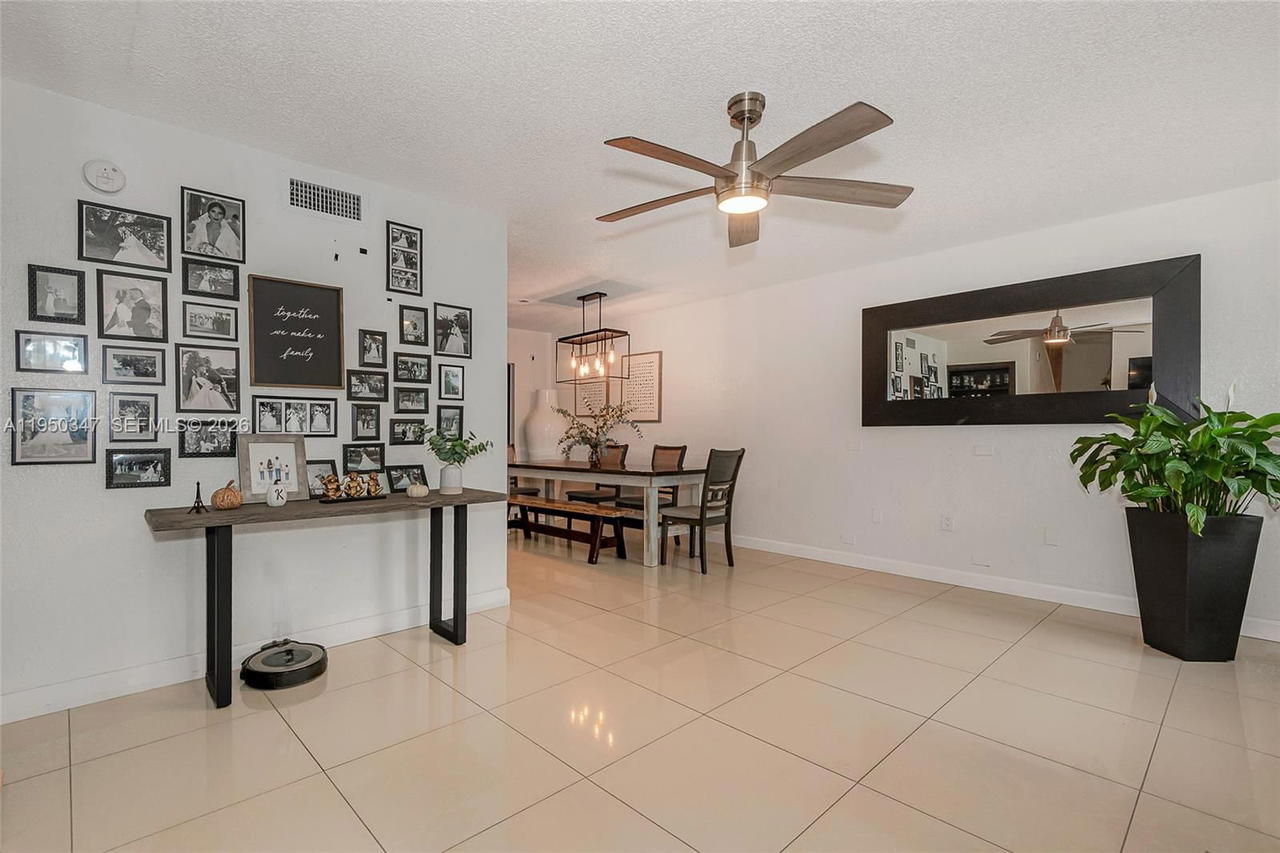 Real estate property located at 5565 194th Ln, Miami-dade, Lakes Of Acadia Unit One, Miami Gardens, FL