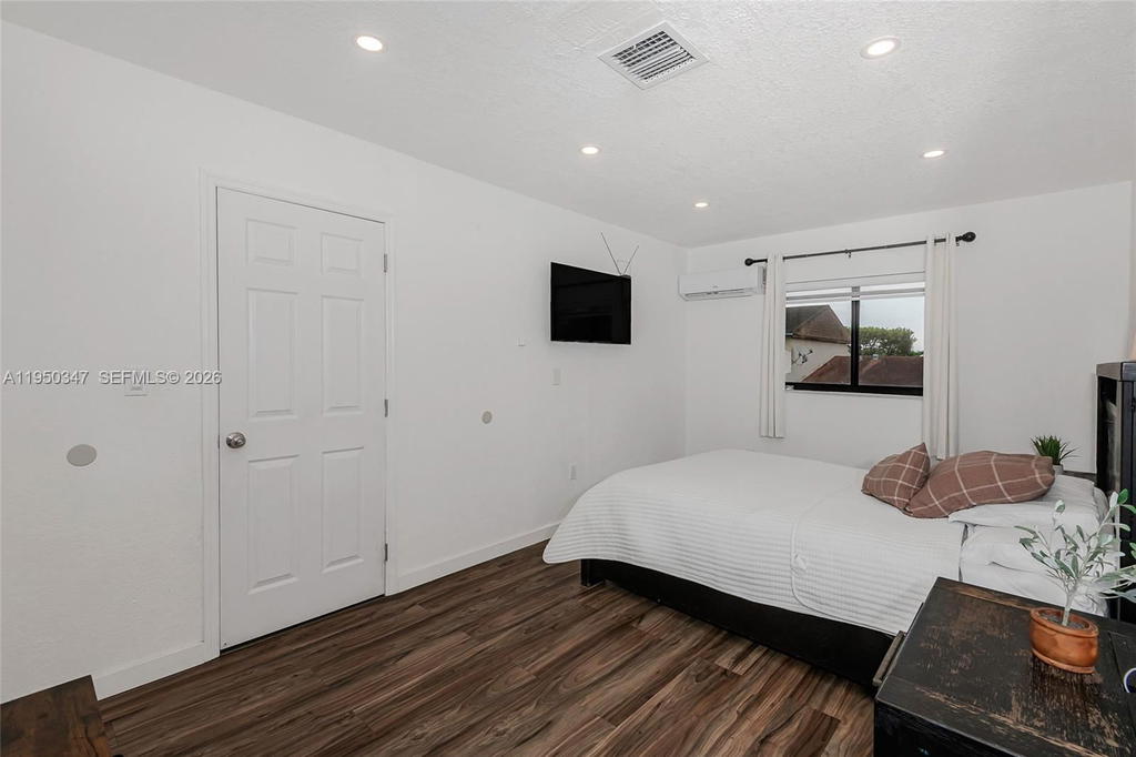 Real estate property located at 5565 194th Ln, Miami-dade, Lakes Of Acadia Unit One, Miami Gardens, FL