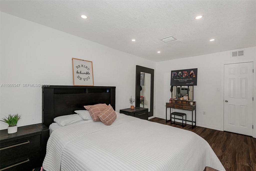 Real estate property located at 5565 194th Ln, Miami-dade, Lakes Of Acadia Unit One, Miami Gardens, FL