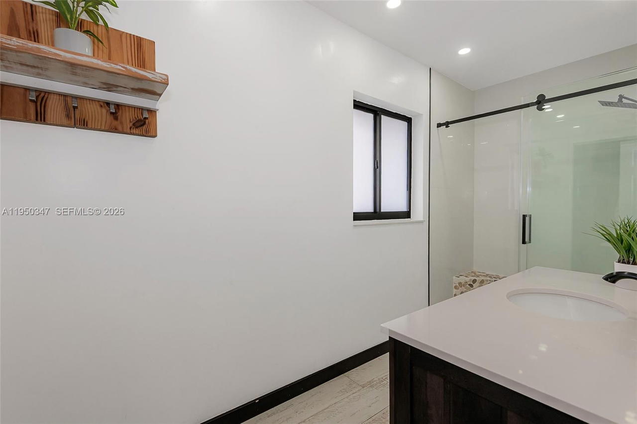 Real estate property located at 5565 194th Ln, Miami-dade, Lakes Of Acadia Unit One, Miami Gardens, FL