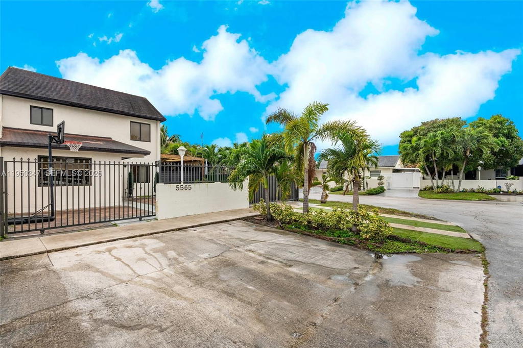 Real estate property located at 5565 194th Ln, Miami-dade, Lakes Of Acadia Unit One, Miami Gardens, FL
