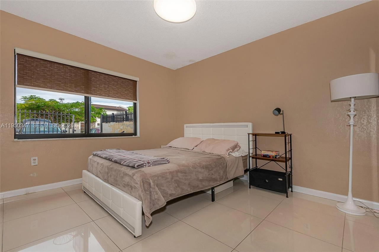Real estate property located at 5565 194th Ln, Miami-dade, Lakes Of Acadia Unit One, Miami Gardens, FL